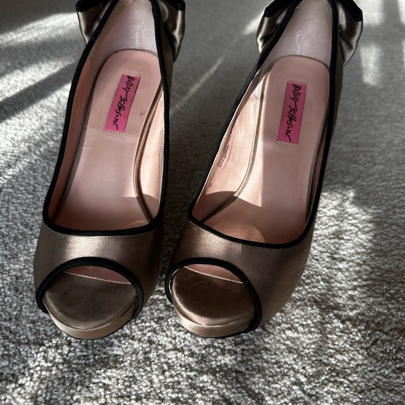 Betsey Johnson Tan Heels with Black Bow - Picture 4 of 4